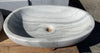 Lavabo ovalado de piedra.