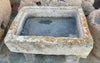 Pilón rectangular de piedra.