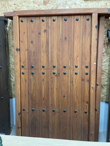 Puerta de clavos partida