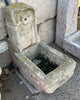 Fuente de piedra de pared.