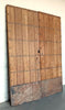 Portón de madera restaurado.