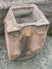 Fuente de piedra caliza rojiza de pared.