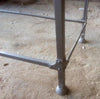 Mesa de madera con patas de hierro.