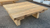 Mesa baja de madera recuperada.