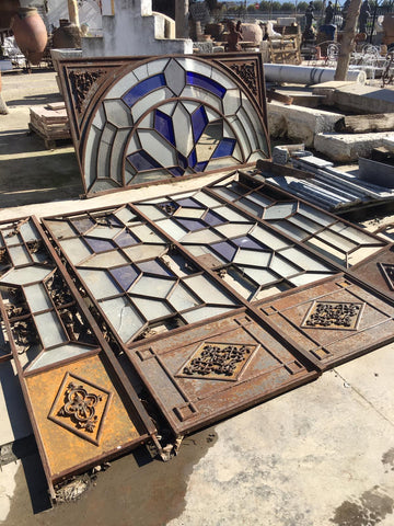 Puerta hierro y cristal de colores