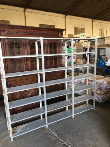 Estantería de madera decapada