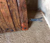 Portón de madera restaurado de medio arco.