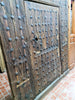 Portón de madera antiguo con postigo.