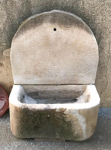 Fuente de piedra caliza de pared