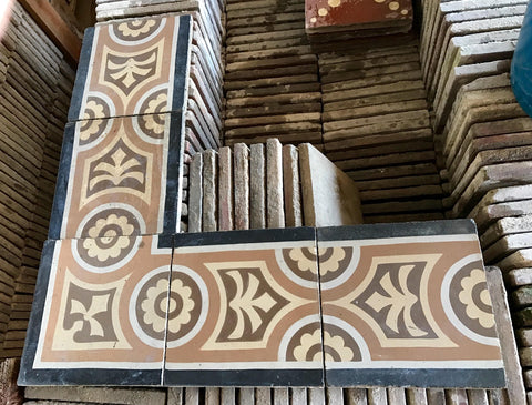 Baldosa hidráulica en cenefa
