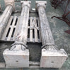 Pareja de columnas de piedra antiguas.