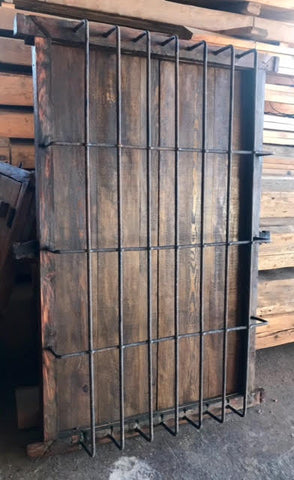 Ventana de madera con reja embutida
