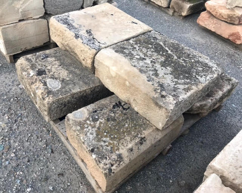 Escalones de piedra caliza antiguos