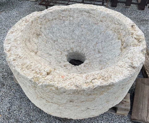 Pilón de piedra redondo