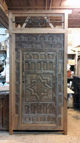 Puerta señorial restaurada