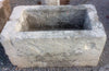 Pilón rectangular de piedra arenisca.