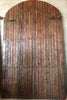 Portón de madera restaurado de medio arco.
