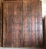 Portón de madera restaurado.