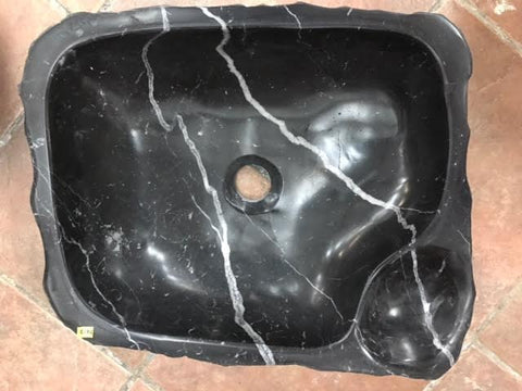 Lavabo de mármol negro.