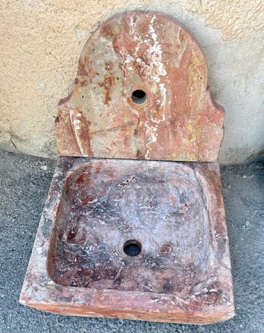 Fuente de piedra travertino roja