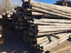 Palos redondos de madera vieja.