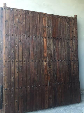 Portón de madera restaurado