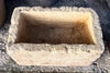 Pila de piedra rectangular.