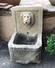 Fuente de piedra caliza tallada