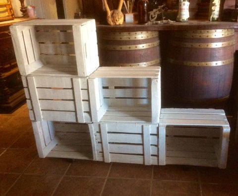 Estantería con cajas de frutas en blanco