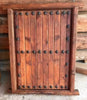 Ventana pequeña madera con clavos
