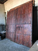 Portón de clavos de dos hojas restaurado.