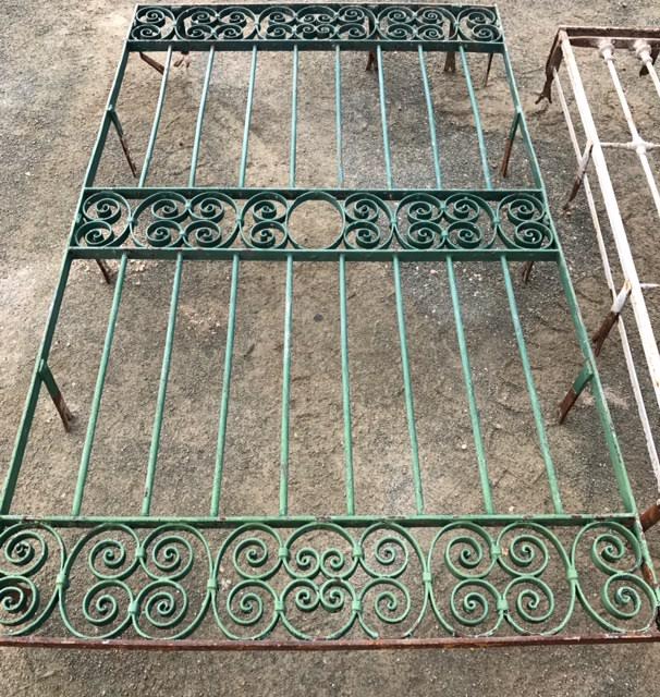 Reja de hierro antigua verde cobre.