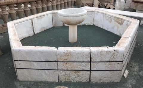 Fuente de piedra hexagonal