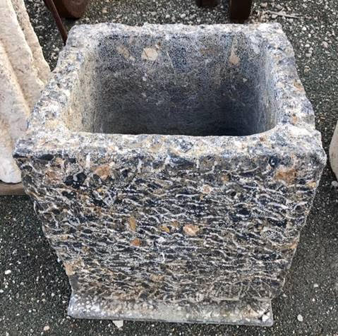 Pila de piedra gris oscuro