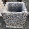 Pila de piedra gris oscuro.