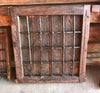 Ventana reja de hierro cruzado.