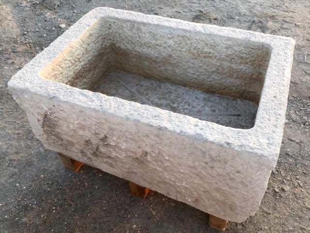 Pilón de piedra de 95 cm x 65 cm