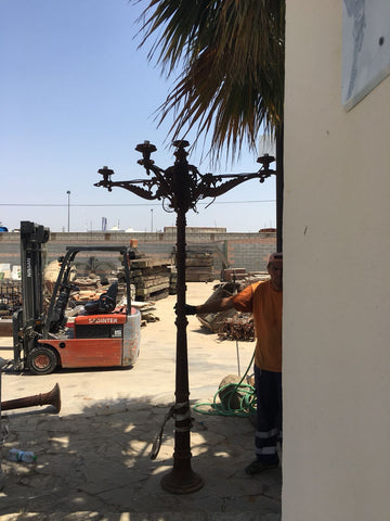Farolas antiguas con brazos
