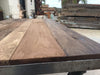 Mesa industrial con maderas recuperadas.