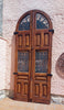 Puerta antigua de entrada señorial.