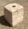 Pedestales y basas de piedra.