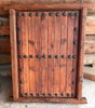 Ventana pequeña madera con clavos