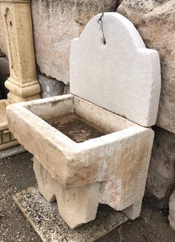 Fuente de piedra caliza