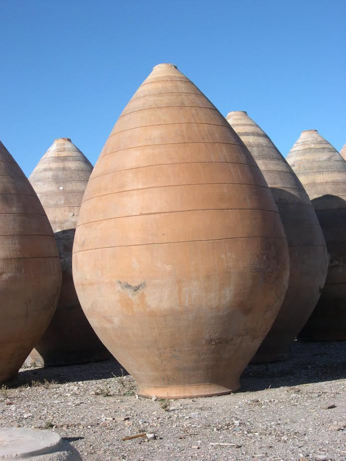 Antiguas tinajas de barro grandes.