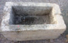 Pilón rectangular de piedra arenisca.