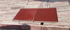 Baldosa hidráulica roja oscura.