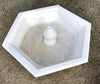 Fuente de marmol blanco hexagonal.