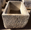 Pilón rectangular de piedra de 1,46 metros largo.