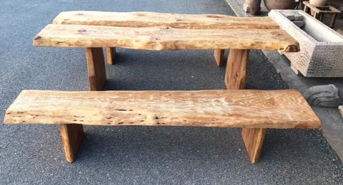 Mesa de madera con 2 bancos