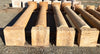 Columnas de piedra travertino amarillas.